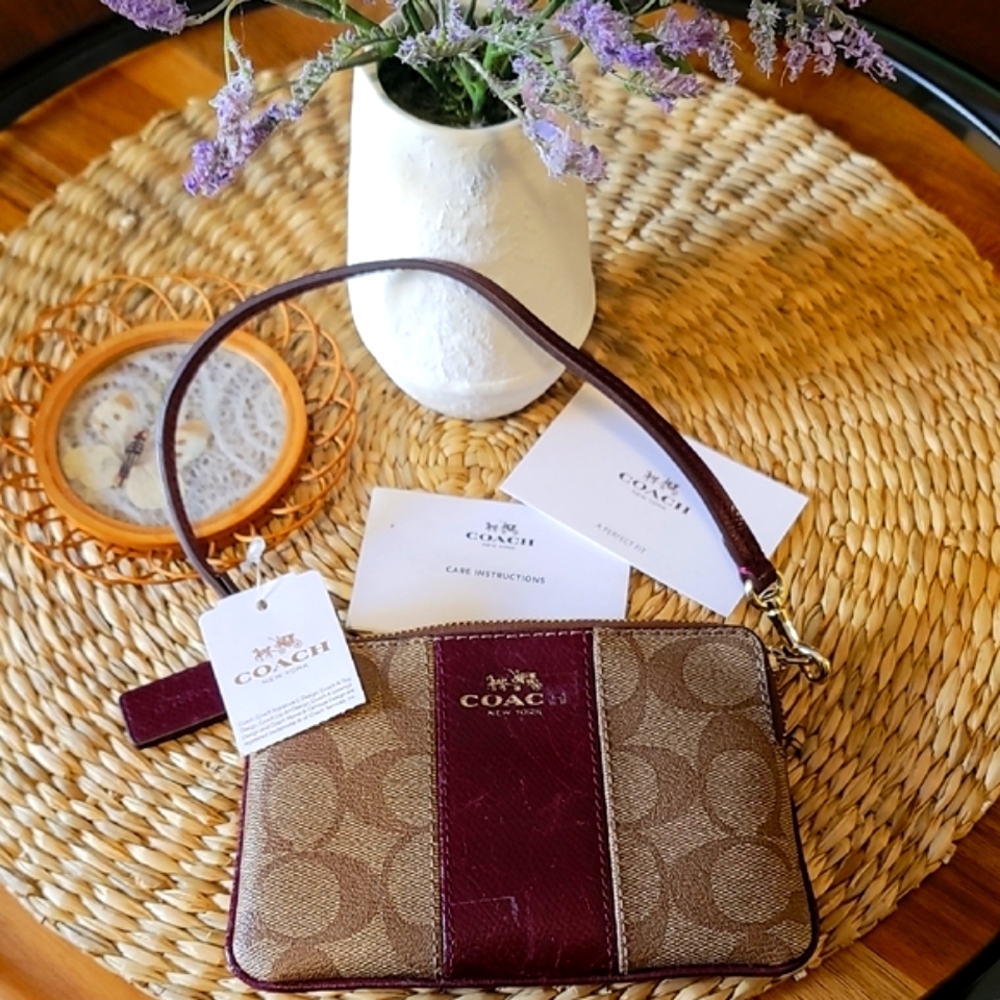 COACH signature PVC Leather Corner Zip wristlet - Picture 3 of 5